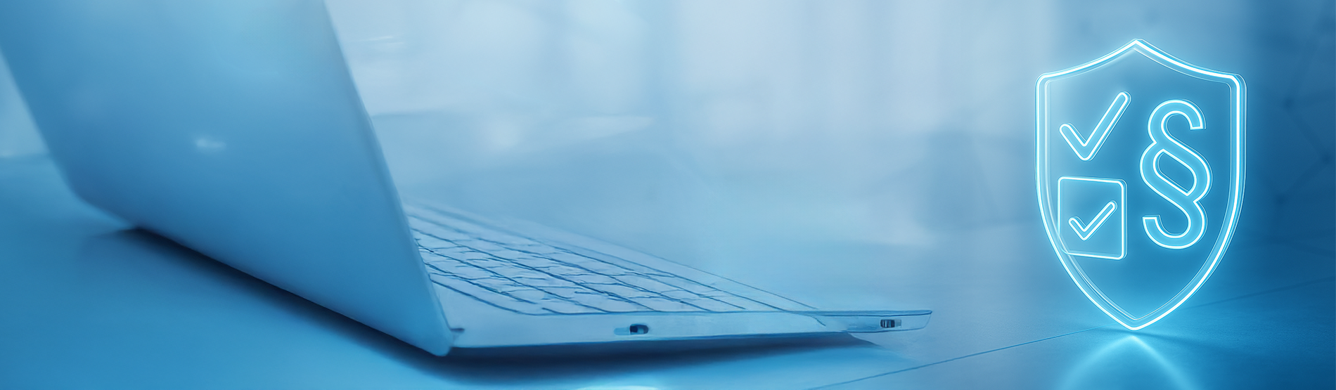Laptop mit leuchtendem digitalen Schild-Symbol mit Paragraph und Checkmark – Symbol für Compliance, Governance & Due Diligence.